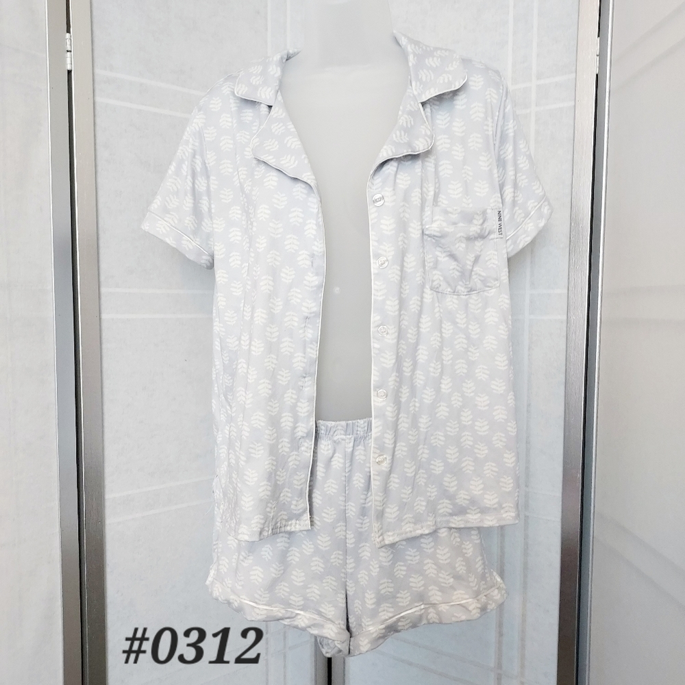 Nine West silver gray print button up top & shorts pajamas set 🤍LARGE